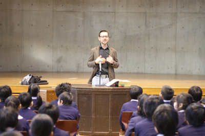 ２０１４年　学校だより　第11号　「かがやく花々・平和の子ら」