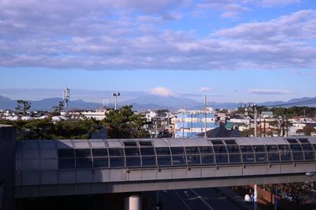 寒空に浮かぶ富士山