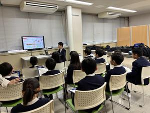 茅ヶ崎郵便局へ見学に行きました（２年生）